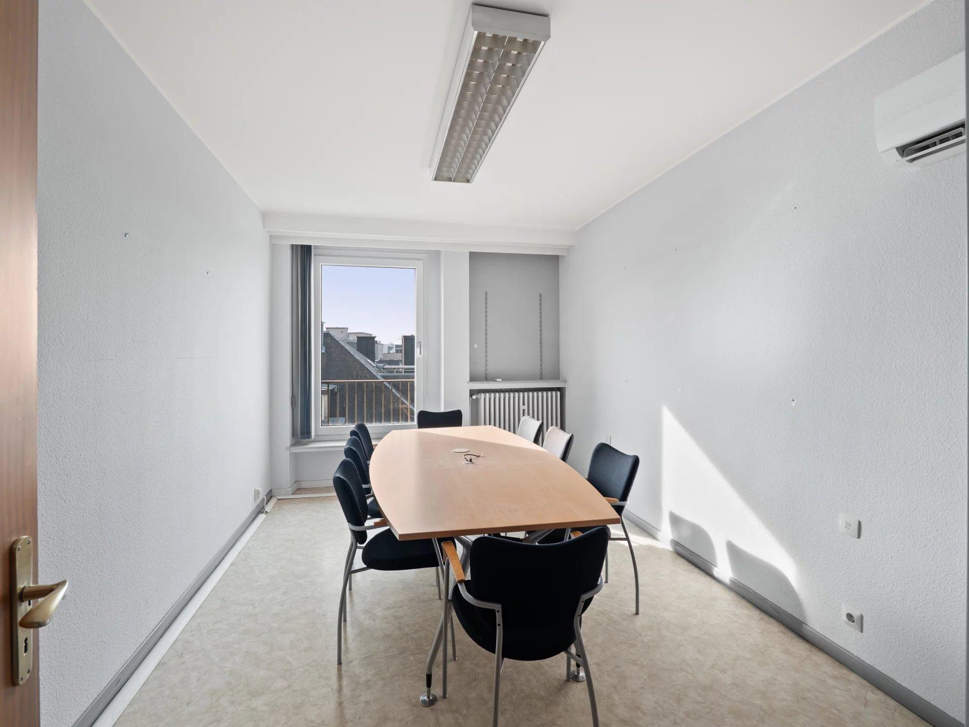 Bureaux lumineux meublés – 137 m² – Dernier étage – Luxembourg Gare — 8 / 9