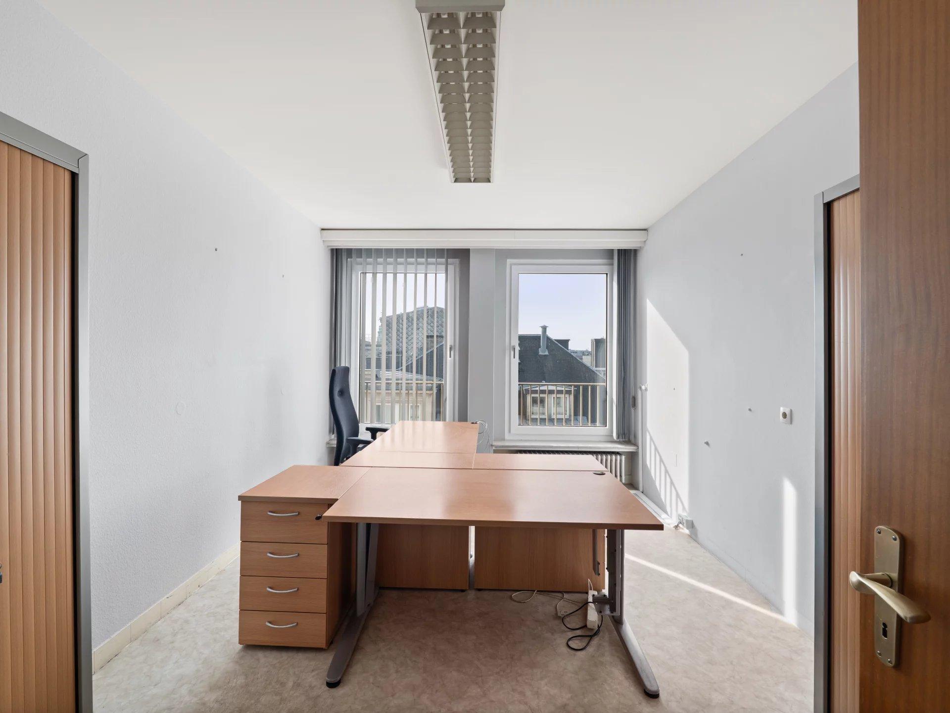 Bureaux lumineux meublés – 137 m² – Dernier étage – Luxembourg Gare — 6 / 9